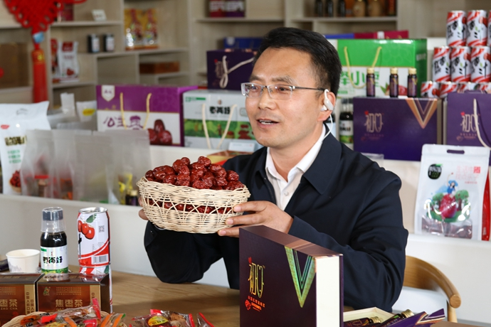 “縣長(zhǎng)直播天團(tuán)”唱響“甘貨春之聲”，售出近30種甘貨1萬(wàn)余件 開進(jìn)直播間的網(wǎng)絡(luò)扶貧博覽會(huì)，受百萬(wàn)網(wǎng)友點(diǎn)贊 