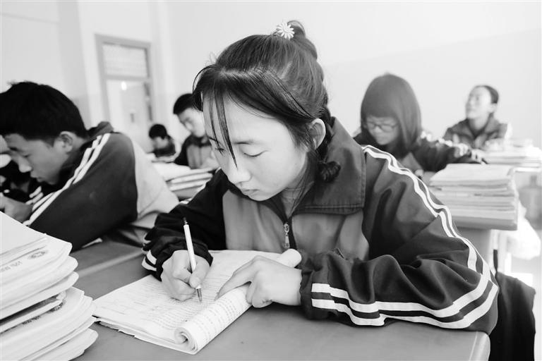 慶陽環(huán)縣這名小姑娘，柔弱肩膀撐起一個大家庭