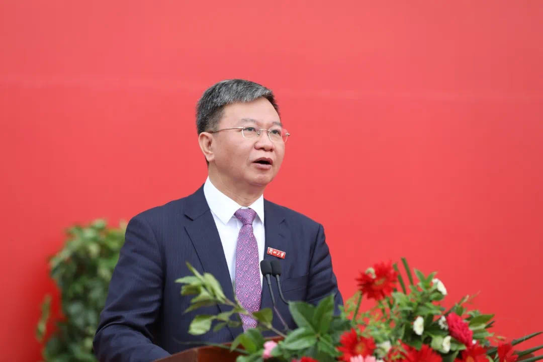 蘭州大學(xué)校長嚴(yán)純?nèi)A寄語2020屆本科畢業(yè)生：做敢擔(dān)當(dāng)、能擔(dān)當(dāng)、有擔(dān)當(dāng)?shù)娜?>
        </a><em>蘭州大學(xué)校長嚴(yán)純?nèi)A寄語2020屆本科畢業(yè)生：做敢擔(dān)當(dāng)、能擔(dān)當(dāng)、有擔(dān)當(dāng)?shù)娜?/em></li>
    <li><a  target=