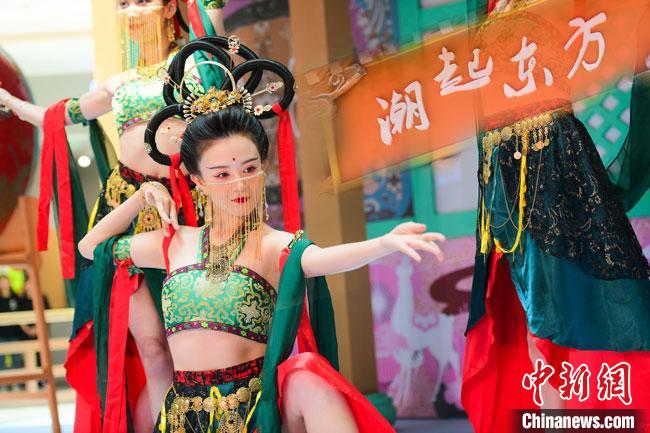 圖為今年9月5日，在重慶亮相的敦煌博物館“潮起東方”主題活動(dòng)現(xiàn)場(chǎng)。敦煌博物館供圖