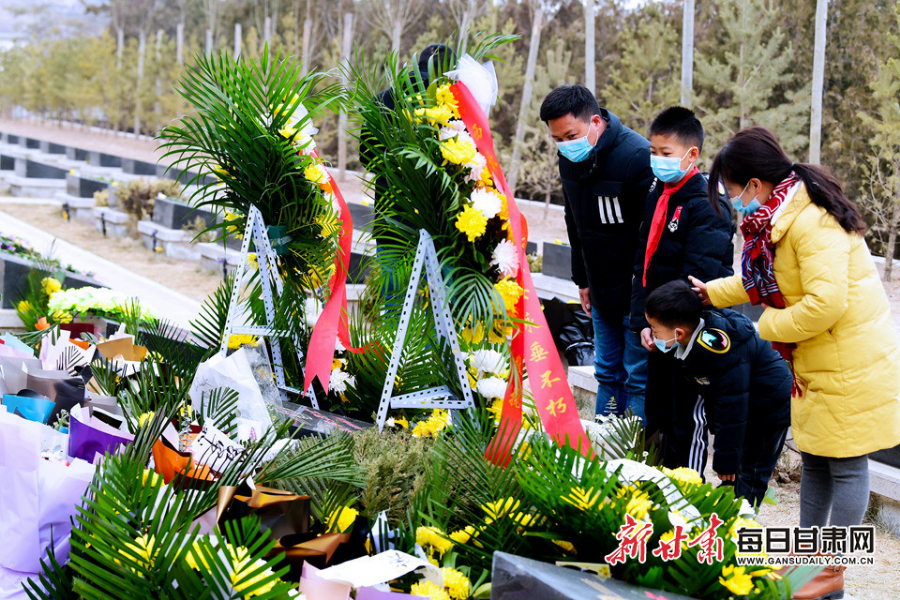 委托快遞、自發(fā)前往，社會各界在陳紅軍烈士墓前獻(xiàn)花致敬