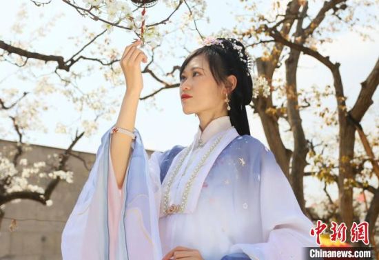 圖為蘭州青年身穿漢服在百年梨園賞景。　高展 攝