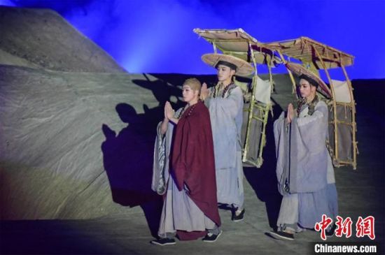 圖為演出現(xiàn)場，該劇獨(dú)創(chuàng)360度旋轉(zhuǎn)并前后移動觀眾席，顛覆傳統(tǒng)劇場舞臺表演模式?！⊥醣筱y 攝
