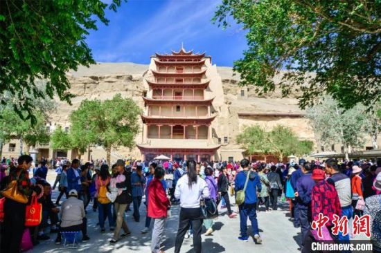中國(guó)農(nóng)歷四月初八，敦煌民眾傳承歷史習(xí)俗，前往莫高窟燒香禮佛、祈福。(資料圖) 王斌銀 攝