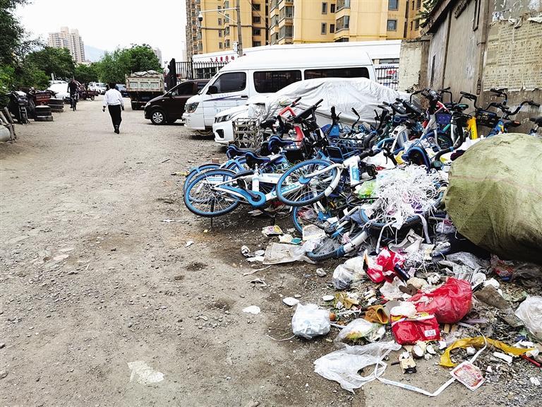 百米土路臟亂差，誰來管？經(jīng)記者協(xié)調(diào)，社區(qū)組織志愿者進(jìn)行了清理