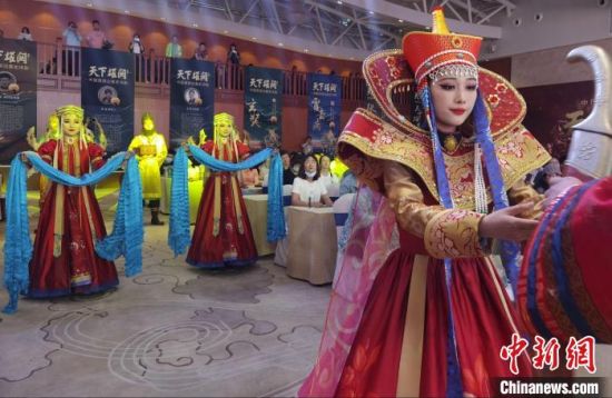 圖為中國(guó)首部邊塞史詩(shī)劇《天下雄關(guān)》首演發(fā)布會(huì)現(xiàn)場(chǎng)?！〈蘖?攝