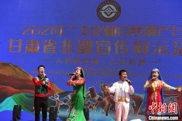 圖為甘肅臨夏回族自治州非遺傳承人演唱花兒?！钇G敏 攝