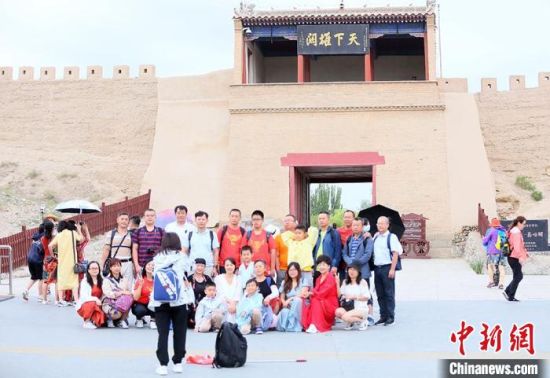 歷經(jīng)數(shù)十載保護(hù)修繕的古老關(guān)城得以延年益壽，成為了海內(nèi)外游客“絲路游”的必經(jīng)打卡地。　高展 攝