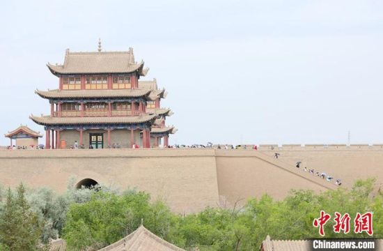 歷經(jīng)數(shù)十載保護(hù)修繕的古老關(guān)城得以延年益壽，成為了海內(nèi)外游客“絲路游”的必經(jīng)打卡地?！「哒?攝