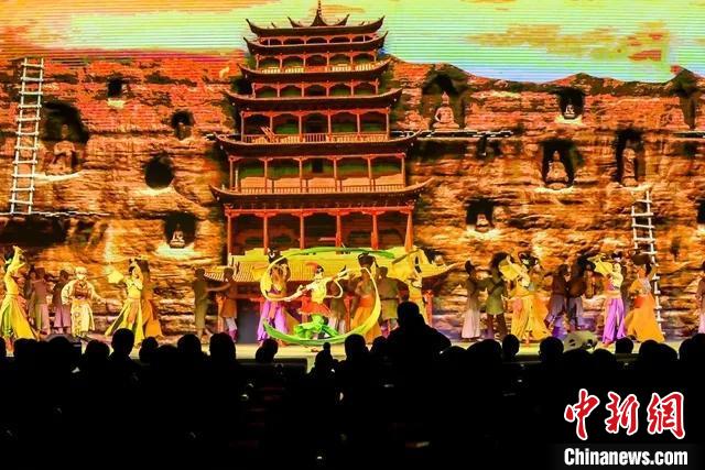 開幕式文藝展示“相約敦煌”，通過數(shù)字技術(shù)將莫高窟“搬到”演出現(xiàn)場?！「拭C省文化和旅游廳供圖