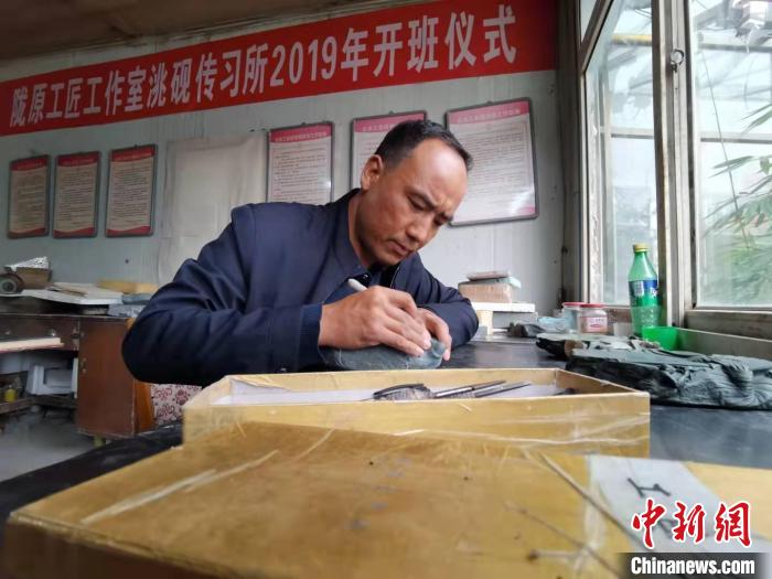 甘肅卓尼洮硯融合文化提升內(nèi)涵：不只一硯一銘，還要一盒一拓