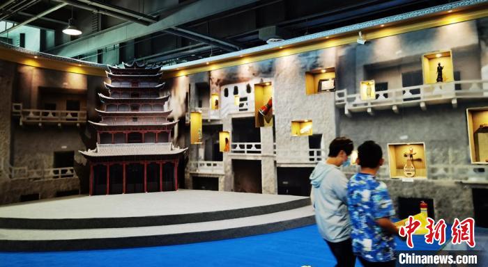 該展覽還借助科技手段，復原“藏經洞”場景，將莫高窟“搬進”展廳?！《∷?攝