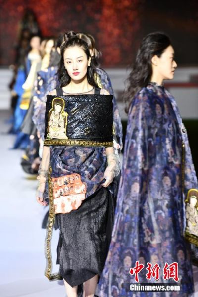 圖為敦煌服裝秀展示。 殷春永 攝