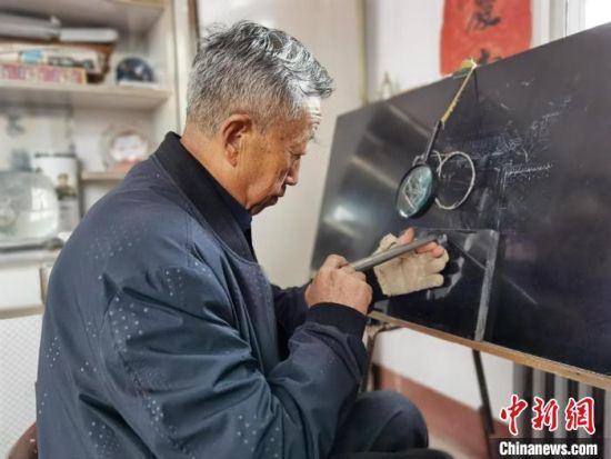 圖為陶世清在創(chuàng)作中?！钅?攝