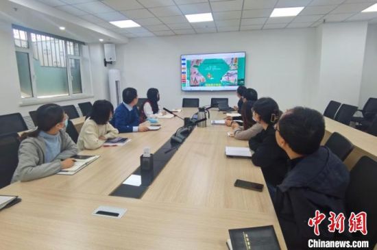 圖為甘肅教育出版社《寫給青少年的敦煌故事》叢書項目組，探討圖書封面設計?！￠Z姣 攝