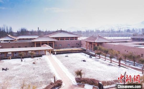 圖為雪落大漠古堡——敦煌山莊?！⊥醣筱y 攝