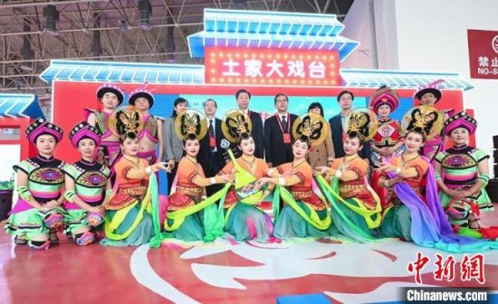 11月26日，“甘肅團(tuán)”在首屆中國(guó)(武漢)文化旅游博覽會(huì)展區(qū)的“土家大戲臺(tái)”，與“湖北團(tuán)”互訪交流?！「拭C省文化和旅游廳供圖
