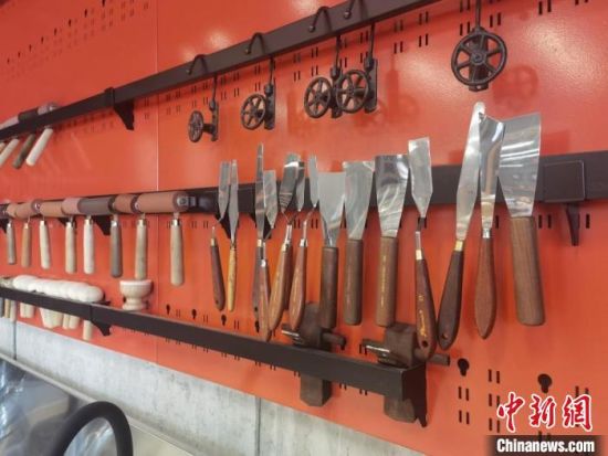 圖為徐晉林制作雕版敦煌壁畫所用工具?！￠Z姣 攝