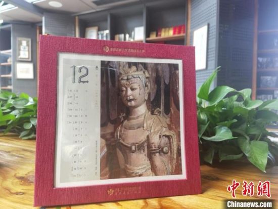 圖為徐晉林制作的敦煌題材的手工書《走進沙漠敦煌——莫高窟與藏書票藝術(shù)》，深受讀者喜愛。　閆姣 攝