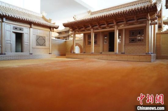 圖為微縮建筑蘭州四合院內(nèi)部結(jié)構(gòu)。　九美旦增 　攝