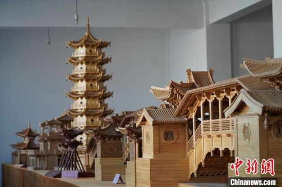 圖為古建筑模型制作技藝傳習(xí)所展廳內(nèi)的微縮古建筑作品?！【琶赖┰?　攝
