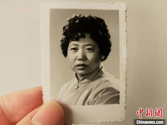 圖為20世紀80年代，蘭州照相館拍攝的人物肖像照，如今仍然有很多人選擇拍攝這樣的照片留作紀念?！⊥跄劣?攝