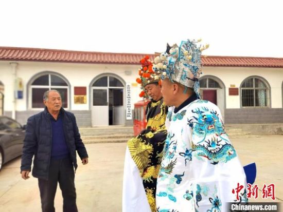 圖為69歲的“苦水高高蹺”國(guó)家級(jí)傳承人巨海全(左一)，叮囑徒弟們高高蹺練習(xí)技巧要領(lǐng)?！￠Z姣 攝