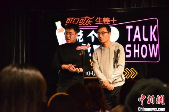 圖為脫口秀演員搭檔表演?！钅?攝