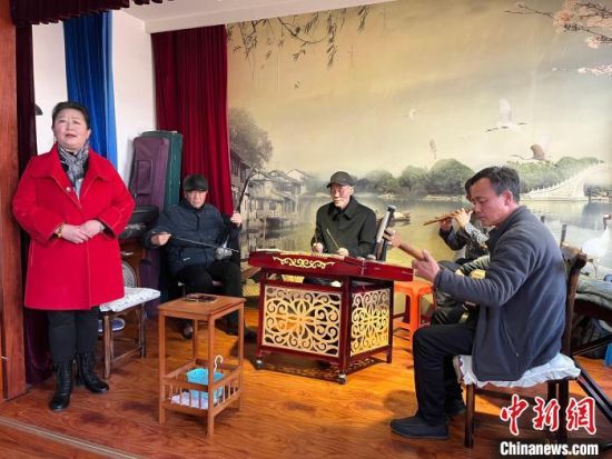 圖為蘭州鼓子表演者王常玉登臺演唱，她是這項入列國家級非物質(zhì)文化遺產(chǎn)的曲藝表演者中，為數(shù)不多的女演員。　張煜曼 攝