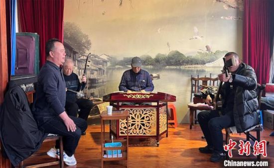 圖為蘭州鼓子愛好者在傳習(xí)所內(nèi)互相搭檔上臺演出?！堨下?攝