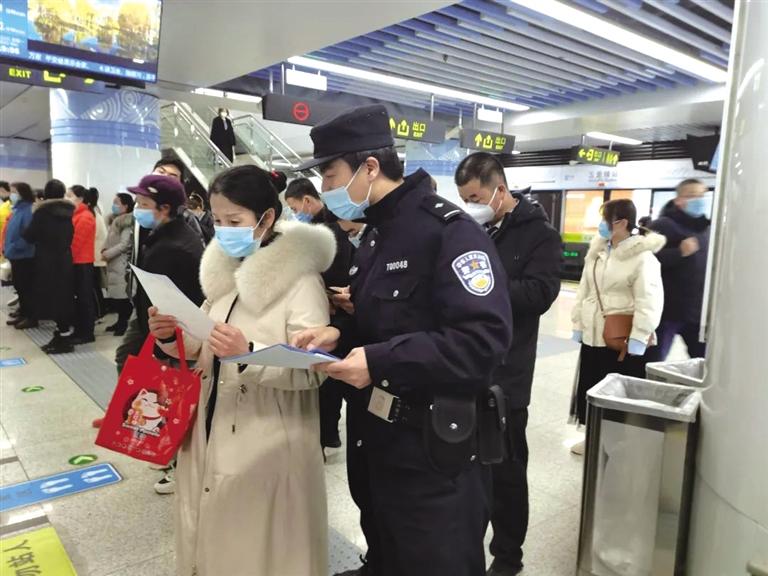 講解詐騙套路 普及“斷卡”常識(shí) 蘭州城關(guān)公安分局、交通治安分局聯(lián)合反詐宣傳進(jìn)地鐵