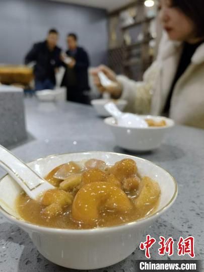 圖為酒泉美食“糊鍋”?！∫蟠河?攝