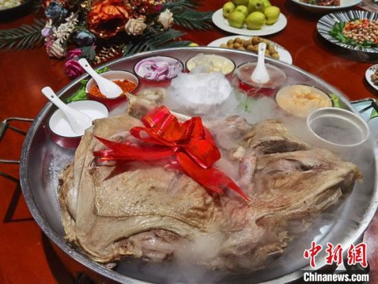 圖為酒泉美食“漢蒸全羊”?！●T志軍 攝