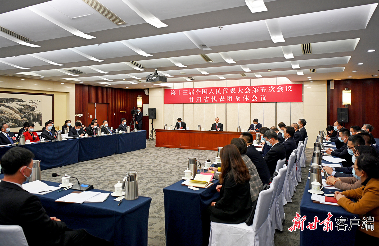 甘肅代表團(tuán)舉行全體會議，尹弘主持并講話