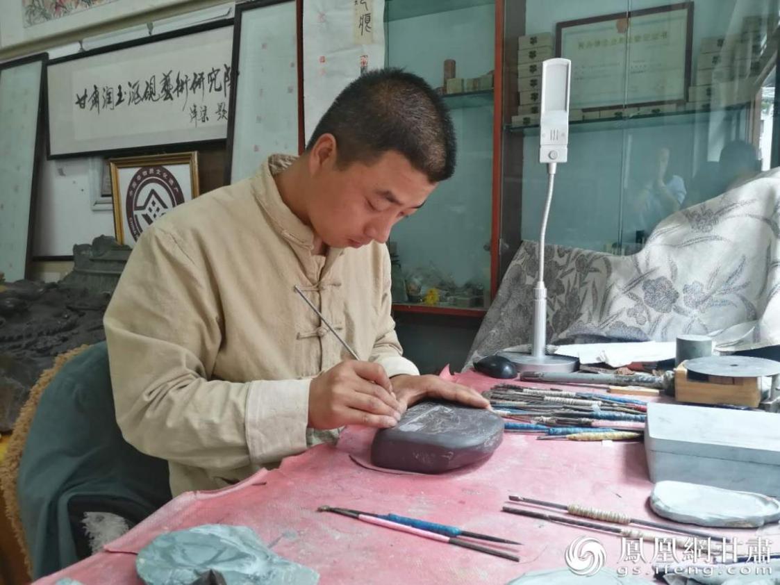 洮硯制作技藝第六代傳人、國家藝術(shù)基金資助青年藝術(shù)家、正高級洮硯雕刻藝術(shù)師李江平十年如一日專注于洮硯制作 圖源自網(wǎng)絡(luò)
