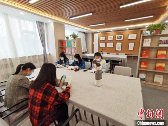 近日，在國網(wǎng)甘肅電力黨校職工書屋，正在舉行青年職工讀書交流活動?！⌒煅?攝