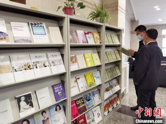 圖為國網(wǎng)甘肅電力黨校的職工書架?！⌒煅?攝