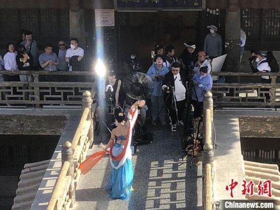 圖為5月以來，“奧大?！敝辈ガF(xiàn)場引游客圍觀?！《鼗褪形麄鞑抗﹫D