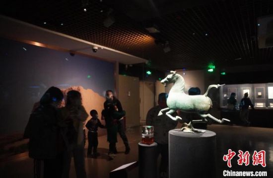 甘肅省博物館展出的“銅奔馬”吸引觀眾拍照留影。