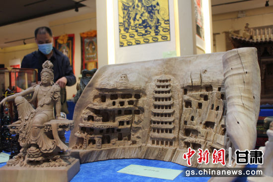 連日來，甘肅省工藝美術(shù)行業(yè)評審認定工作會議在蘭州舉行。圖為以敦煌莫高窟為題材的木雕作品《守護》。徐雪 攝