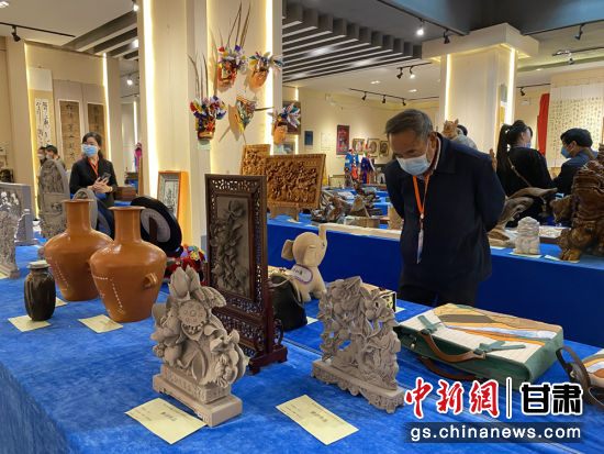 來自全省的近800件作品進入專家評審環(huán)節(jié)，作品涵蓋雕塑雕刻、漆器、工藝花畫等多個類別。徐雪 攝