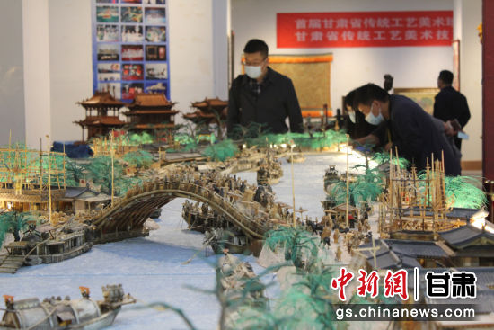 圖為參評作品牦牛角立體微雕“清明上河圖”。徐雪 攝