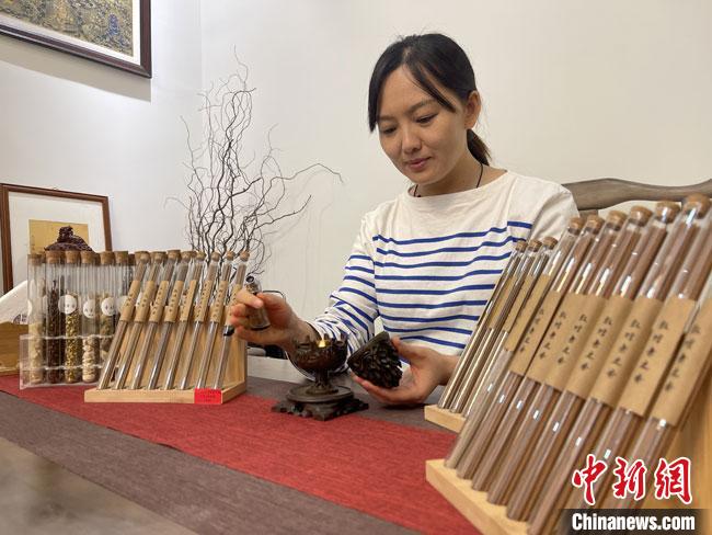 圖為魯雯展示燃香禮儀?！「攥?攝