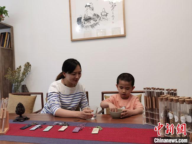 圖為魯雯為小學(xué)員授課和培訓(xùn)?！●T志軍 攝