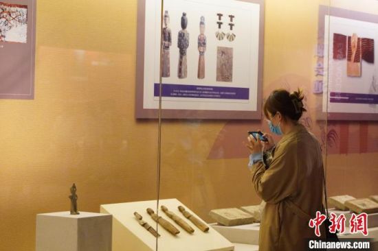 圖為游客在博物館內(nèi)有序參觀，感受五涼文化。　九美旦增 攝