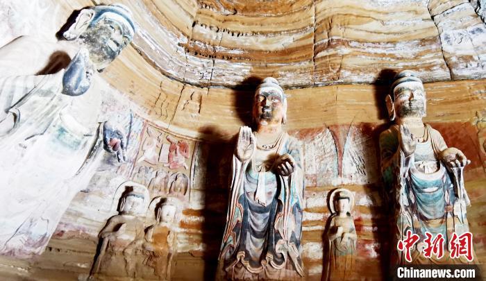 北石窟寺窟內造像因受水顯得斑駁?！“瑧c龍 攝