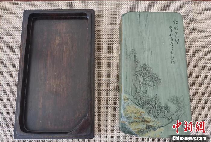 圖為甘肅甘南州洮硯藝人為提升洮硯文化內(nèi)涵，制作“一盒一拓”成品展示。(資料圖) 張婧 攝