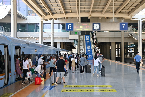 暑運大幕開啟。蘭州鐵路局供圖