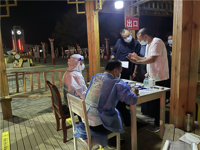 臨夏州紀(jì)委監(jiān)委督查組在廣河縣高速路口監(jiān)督檢查疫情防控措施落實(shí)情況。.jpg