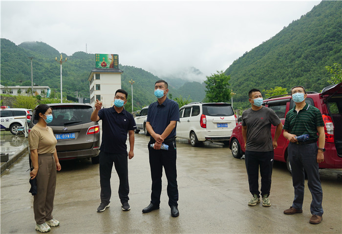 7月13日，隴南市徽縣紀(jì)檢監(jiān)察干部到嘉陵火車站督查疫情防控工作。張麗娟 攝.JPG